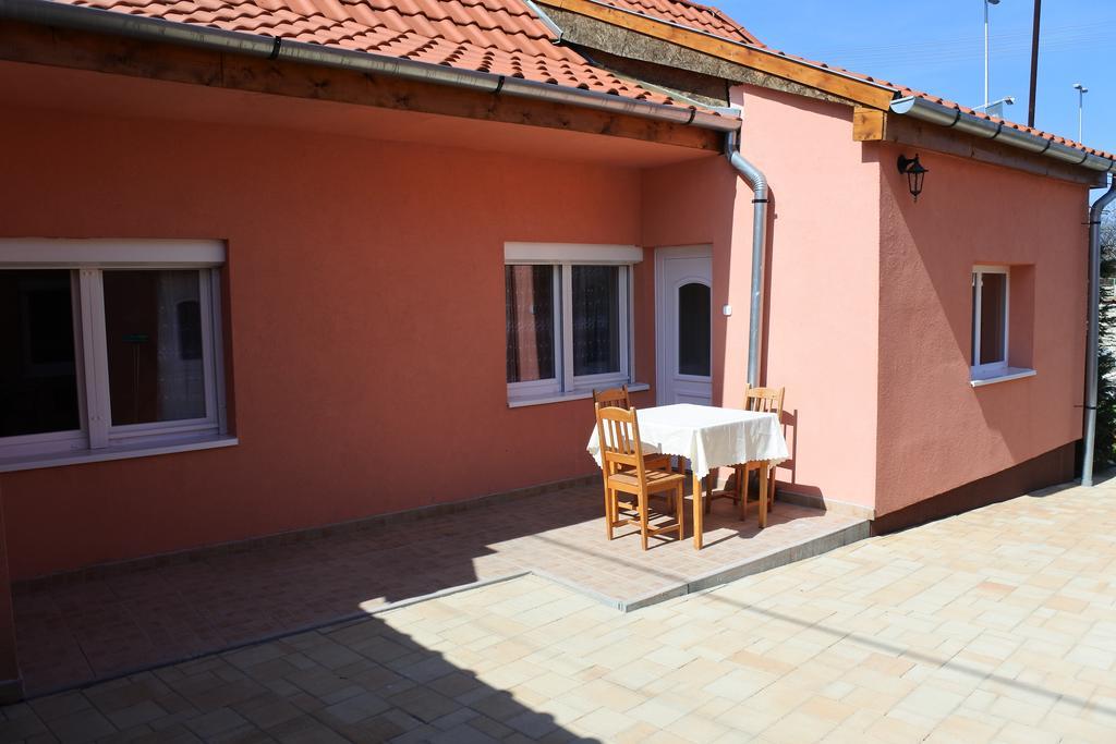 Kisasszony Apartman Eger Exterior foto